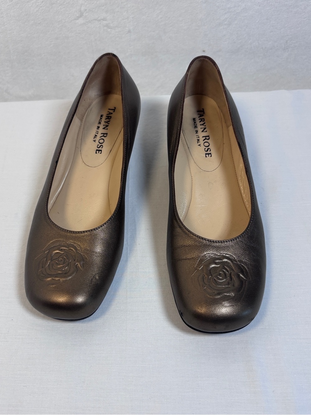 Taryn Rose Made in Italy Gold Leather Pumps Size 37.5 US 7.5 Embossed Rose